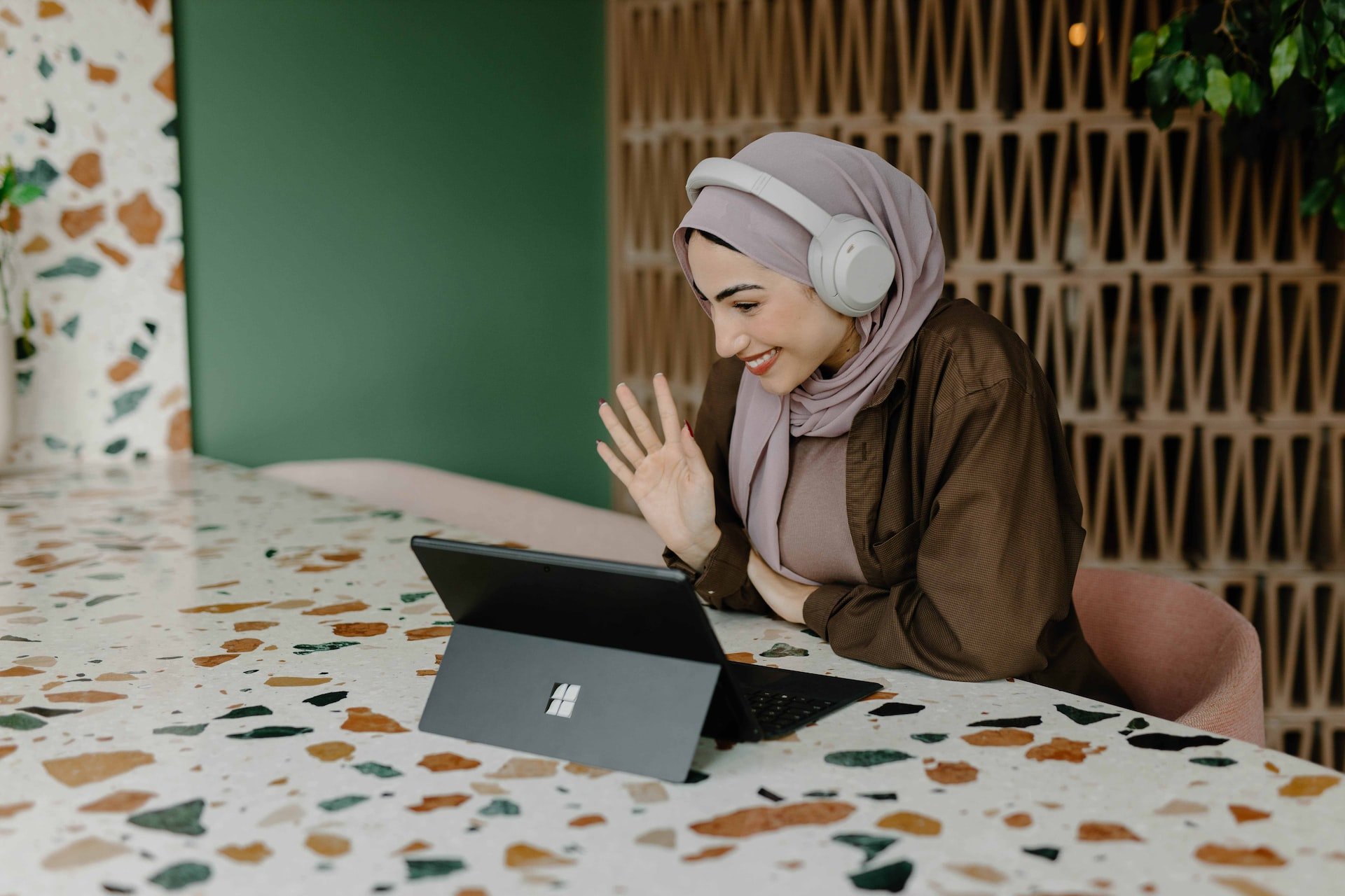 5 Features in Teams to Turn Passive Participants into Active Engagers image
